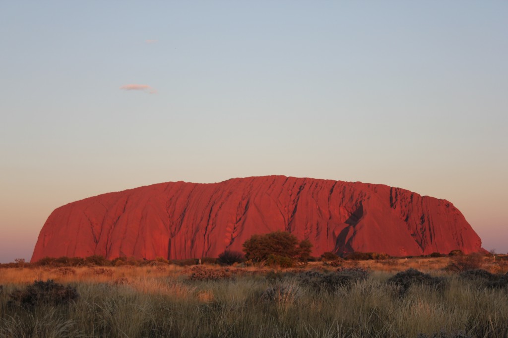 Uluru bij zonsondergang.