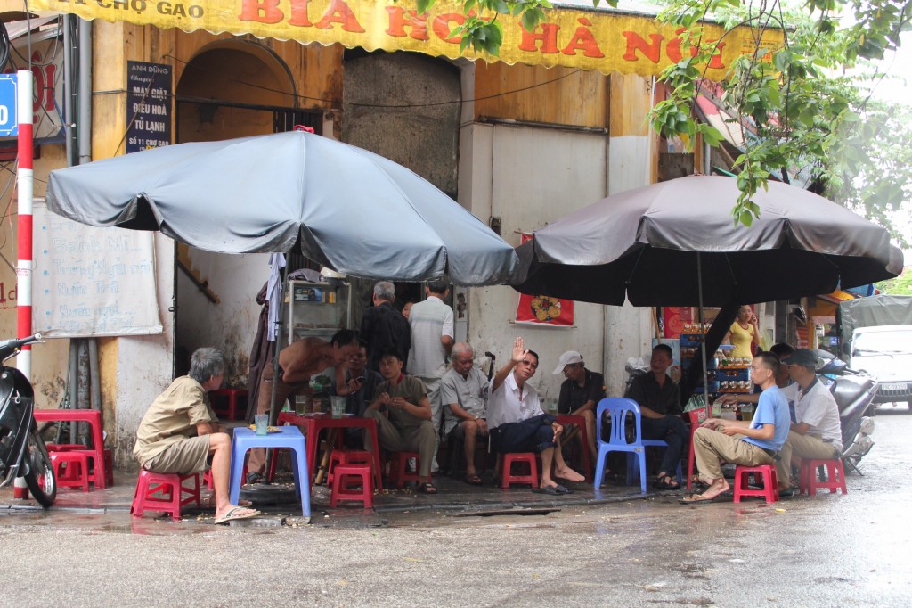 Bia Hoi drinken op straat